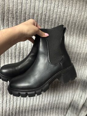 STEVE MADDEN HAYLE BOOT Black Chelsea Lug Boot for Women